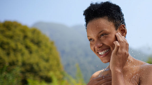 Une femme prend une douche froide. 